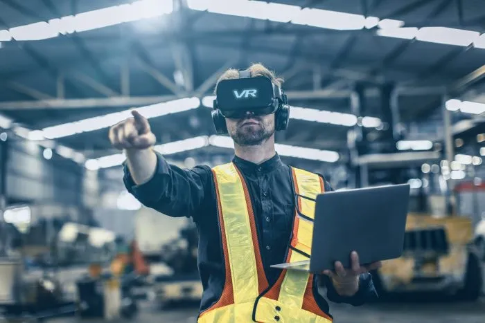 lagerautomatisierung gezeigt anhand des Beispiels eines Mannes mit einer VR-Brille in einem Lager