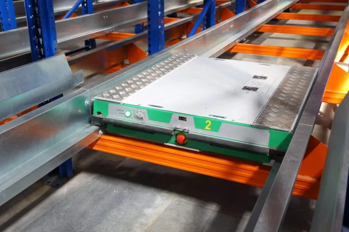 ein shuttle-system in einem automatischen lagersystem